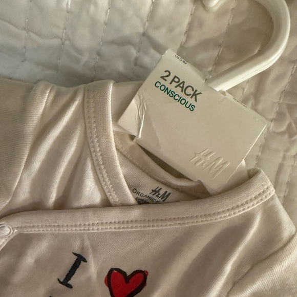 H&M Organic Cotton Baby Bodysuit Set – “I ❤️ Dad” & “I ❤️ Mom “ Newborn - Picture 3 of 6